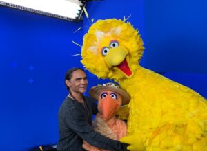 Zahn McClarnon Instagram - Got to hang out with these iconic characters today on @sesamestreet 🙂#gottabigbirdfeather