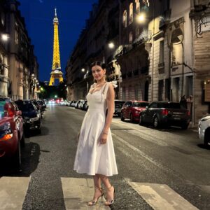 Zahra Habib Instagram - Paris …City of love 
مدينة الحب والرومانسية والجمال 
وحدة من اجمل المدن اللي شفتها بحياتي 
تجبر اي شخص يعيش الحب والاحاسيس الحلوة 🤍🤍🤍