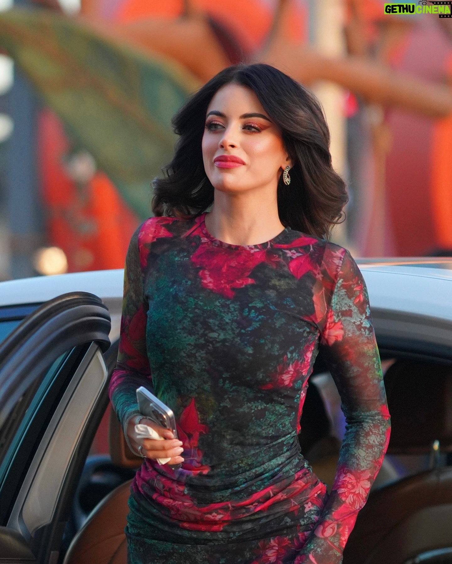 Zahra Habib - 206K Likes - شكلي من الدنيا محتركة بسببي
ومشاكل وحروب عالمية
والناس عبالها اني ادري
واني كلشي ما اعرف واكبر همومي اختار لون حمرة جديد 😂💃
