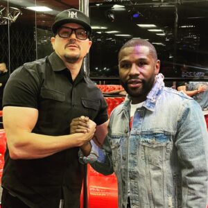 Zak Bagans Instagram - great nite hangin w the Champ @floydmayweather #GC 👻🥊