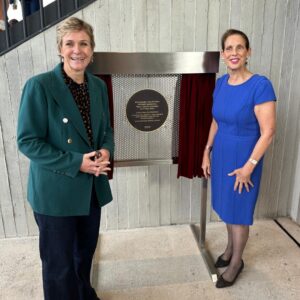Zali Stegall Instagram - 🏏Fabulous turn out this morning for the official opening of the Alan Border Pavilion in Mosman. The beautiful new pavilion and grandstand also has function rooms, public toilets and change rooms for local sports. 

Alan Border himself was there to mark the occasion and was joined by fellow cricketing great Ian Chappell as well as many past and present members of the @mosmancricketclub.

Onlookers braved the weather to also view the unveiling of a statuesque bronze sculpture of Alan Border, created by sculptor Linda Klarfeld. 

@felicitywilsonmp
@carolyncorriganmayor
@mosmancouncil