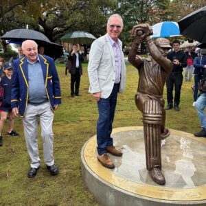 Zali Stegall Instagram - 🏏Fabulous turn out this morning for the official opening of the Alan Border Pavilion in Mosman. The beautiful new pavilion and grandstand also has function rooms, public toilets and change rooms for local sports. 

Alan Border himself was there to mark the occasion and was joined by fellow cricketing great Ian Chappell as well as many past and present members of the @mosmancricketclub.

Onlookers braved the weather to also view the unveiling of a statuesque bronze sculpture of Alan Border, created by sculptor Linda Klarfeld. 

@felicitywilsonmp
@carolyncorriganmayor
@mosmancouncil