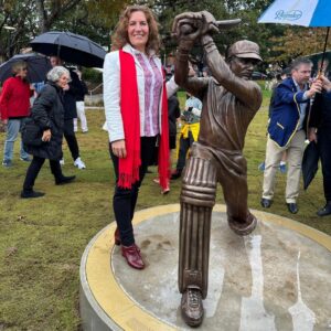 Zali Stegall Instagram - 🏏Fabulous turn out this morning for the official opening of the Alan Border Pavilion in Mosman. The beautiful new pavilion and grandstand also has function rooms, public toilets and change rooms for local sports. 

Alan Border himself was there to mark the occasion and was joined by fellow cricketing great Ian Chappell as well as many past and present members of the @mosmancricketclub.

Onlookers braved the weather to also view the unveiling of a statuesque bronze sculpture of Alan Border, created by sculptor Linda Klarfeld. 

@felicitywilsonmp
@carolyncorriganmayor
@mosmancouncil