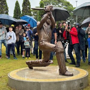 Zali Stegall Instagram - 🏏Fabulous turn out this morning for the official opening of the Alan Border Pavilion in Mosman. The beautiful new pavilion and grandstand also has function rooms, public toilets and change rooms for local sports. 

Alan Border himself was there to mark the occasion and was joined by fellow cricketing great Ian Chappell as well as many past and present members of the @mosmancricketclub.

Onlookers braved the weather to also view the unveiling of a statuesque bronze sculpture of Alan Border, created by sculptor Linda Klarfeld. 

@felicitywilsonmp
@carolyncorriganmayor
@mosmancouncil