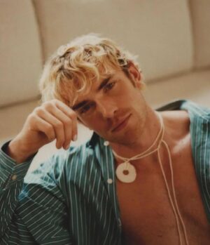 Zane Phillips Instagram - Loved these photos and this convo with @oddamagazine - I’m glad I can finally show u all how I dress for the 9-5 every day hope this helps

In conversation with @vincentperella 
Photographer @raphaelvmolina 
Fashion Editor @yuvalozery 
Grooming @colleendominique 
Photographer Assistant @kimberlyrmolina 
Fashion Assistant @ipalari 
Special Thanks to Greta Masi, @morganpesante, @trustinsparkles, @summerrrosebutler love y’all