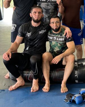 Zarrukh Adashev Instagram - What a honor to share the room with my legend brothers former UFC LIGHTWEIGHT CHAMPION AND HALL OF FAMER @frankieedgar AND CURRENT LIGHTWEIGHT UFC CHAMPION AND FUTURE HALL OF FAMER IN SHA ALLAH @islam_makhachev 
LEGENDS INSIDE AND OUTSIDE OF THE Cage