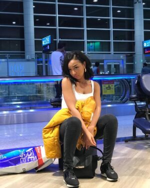 Zayra Setouty Instagram - Déboussolée loin de toi je suis à l’ouest