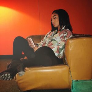 Zayra Setouty Instagram - Attend je regarde , on est bien le 28  l’album de @youssouphamusik est sorti #polaroidexperience