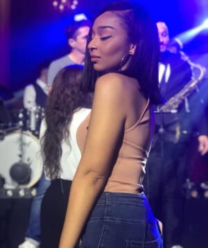 Zayra Setouty Instagram - Sereine , je finis et j’arrive ... 📀 
#EDM