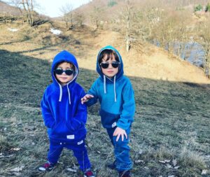 Zdenka Predná Instagram - 🧿BLUE ROZSA BROTHERS🧿
 
Takto pred týždňom, som bola rozcitlivená, aký sú už veľkí a rozumní..
A potom sa 2 dni nonstop hádali a bili😅🤯. 
Je to tak, raz sme hore, raz sme dole.. 
Viac ako inokedy si uvedomujeme pojem rodina a domov.
Ja som vďačná za veľkorysosť našeho mesta a okolia, vďaka ktorému sa to dá prežiť.
Držím Nám všetkým palce, nech už je to za nami🙏🏼❤️🌈
Bozkávam 🌞
...
Ps: Ozvala sa mi moja teta Anka, že by chcela obliekať chalanov, má vlastnú značku @kamajoka.sk , kde sama šije nádherné vecicky pre deti mamičky, babičky 😀Veľmi som sa potesila🙈. Šije z kvalitnych ekologickych látok, ktore su vyrabane v CZ a na SK..
Takze mozno to niekomu pomôze, ked sa vsetko nakupuje online.
.
Okuliare sme dostali od @sdetmi_sk 🙏🏼.. sú nezlomiteľné..a fakt krásne..

#banskastiavnica #tajchy #kolpachy #banskystudenec #🌈
