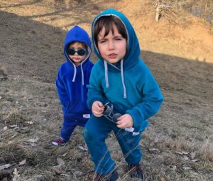 Zdenka Predná Instagram - 🧿BLUE ROZSA BROTHERS🧿
 
Takto pred týždňom, som bola rozcitlivená, aký sú už veľkí a rozumní..
A potom sa 2 dni nonstop hádali a bili😅🤯. 
Je to tak, raz sme hore, raz sme dole.. 
Viac ako inokedy si uvedomujeme pojem rodina a domov.
Ja som vďačná za veľkorysosť našeho mesta a okolia, vďaka ktorému sa to dá prežiť.
Držím Nám všetkým palce, nech už je to za nami🙏🏼❤️🌈
Bozkávam 🌞
...
Ps: Ozvala sa mi moja teta Anka, že by chcela obliekať chalanov, má vlastnú značku @kamajoka.sk , kde sama šije nádherné vecicky pre deti mamičky, babičky 😀Veľmi som sa potesila🙈. Šije z kvalitnych ekologickych látok, ktore su vyrabane v CZ a na SK..
Takze mozno to niekomu pomôze, ked sa vsetko nakupuje online.
.
Okuliare sme dostali od @sdetmi_sk 🙏🏼.. sú nezlomiteľné..a fakt krásne..

#banskastiavnica #tajchy #kolpachy #banskystudenec #🌈