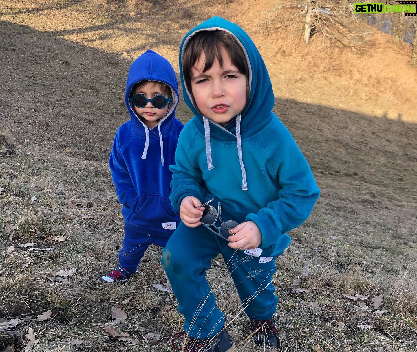 Zdenka Predná - 1.2K Likes - 🧿BLUE ROZSA BROTHERS🧿
Takto pred týždňom, som bola rozcitlivená, aký sú už veľkí a rozumní..
A potom sa 2 dni nonstop hádali a bili😅🤯.
Je to tak, raz sme hore, raz sme dole..
Viac ako inokedy si uvedomujeme pojem rodina a domov.
Ja som vďačná za veľkorysosť našeho mesta a okolia, vďaka ktorému sa to dá prežiť.
Držím Nám všetkým palce, nech už je to za nami🙏🏼❤️🌈
Bozkávam 🌞
...
Ps: Ozvala sa mi moja teta Anka, že by chcela obliekať chalanov, má vlastnú značku @kamajoka.sk , kde sama šije nádherné vecicky pre deti mamičky, babičky 😀Veľmi som sa potesila🙈. Šije z kvalitnych ekologickych látok, ktore su vyrabane v CZ a na SK..
Takze mozno to niekomu pomôze, ked sa vsetko nakupuje online.
.
Okuliare sme dostali od @sdetmi_sk 🙏🏼.. sú nezlomiteľné..a fakt krásne..
#banskastiavnica #tajchy #kolpachy #banskystudenec #🌈