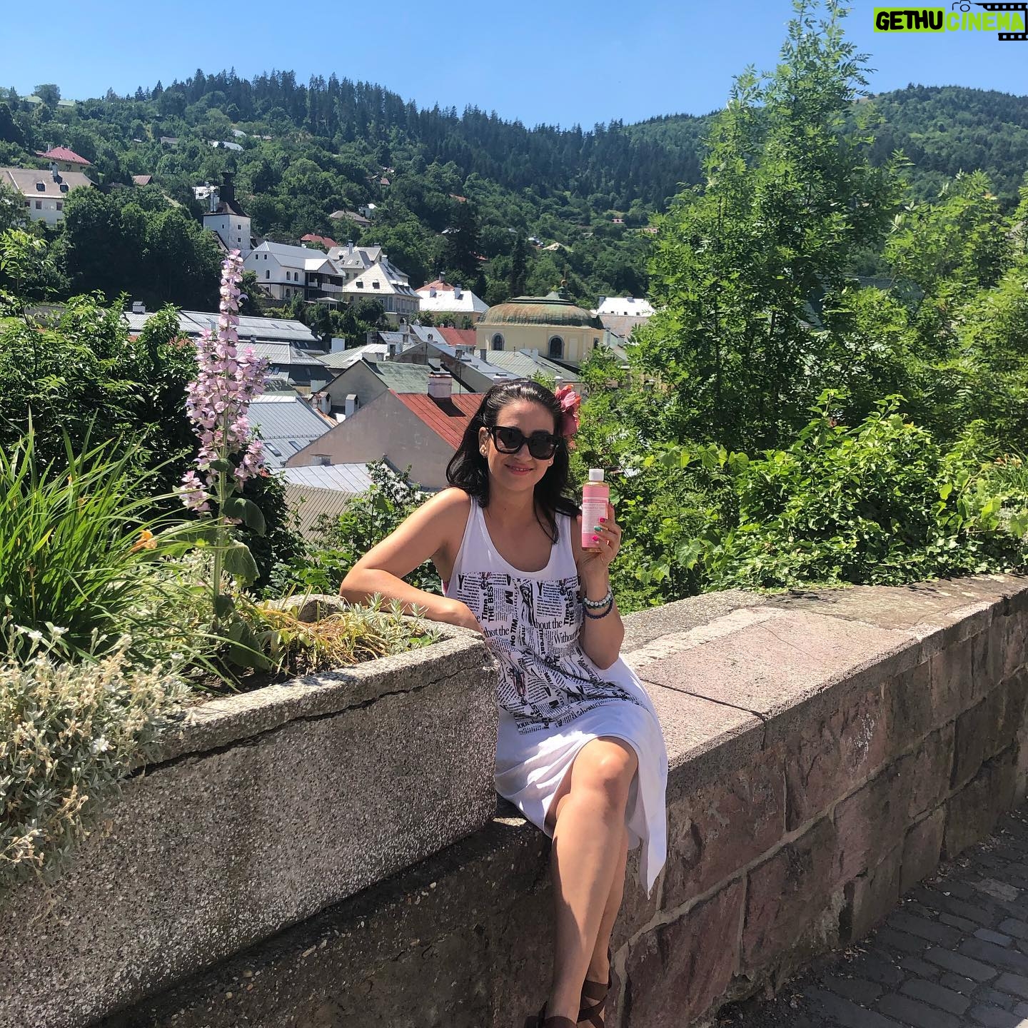 Zdenka Predná - 787 Likes - Určite ste už počuli o kastílskych mydlách.🌱🌈💚
Ja som sa k nim vďaka @drbronnersslovakia dostala len nedávno a som šťastná, že existujú spoločnosti, ktorým nejde len o profit. Snažia sa totiž dbať aj na životné prostredie, suroviny použité na výrobu majú jasný pôvod, nevykorisťujú ich pestovateľov a neničia ich pôdu a krajinu.
🌱Zàkladom sú univerzálne kastílske tekuté mydlá s 18-timi spôsobmi použitia v 9 vôňach.
🌈Vyrábajú tiež krásne pestrofarebné tuhé mydlá s jemnou prírodnou vôňou
🌈tekuté cukrové mydlá, ktoré hydratujú a zadržiavajú vlhkosť na pokožke
🌈telové mlieka s osviežujúcou vôňou peppermintu, limetky, levandule s pomarančom a môj obľúbený levandula-kokos
🌈 jemné balzamy na telo sú veľmi vhodné pre detičky už od narodenia
🌈zubné pasty
🌈a moje obľúbené balzamy na pery 🌈v neposlednom rade levanduľový dezinfekčný sprej na ruky, ktorý mám tiež vždy zo sebou.
Priznám sa, že na mňa najviac zapôsobil ich slogan ALL-ONE, čo znamená prepojenie všetkého živého. 🌱♥️💚
Veľmi rada sa spojím a podporím túto značku, pretože je jasné, že máme dočinenia s jednou s najetickejších spoločností.
Čo je bohužial ešte stále rarita.🌱
💚Kúpou týchto produktov, pomáhame robiť svet lepším a práve preto, sú už natrvalo súčasťou našej domácnosti💚🌱
#drbronnersslovakia
#prirodnakozmetika #banskastiavnica #slovensko #utorok
#veganslovakia
#AllOne
#fairtrade
#crueltyfree
#fashionforward