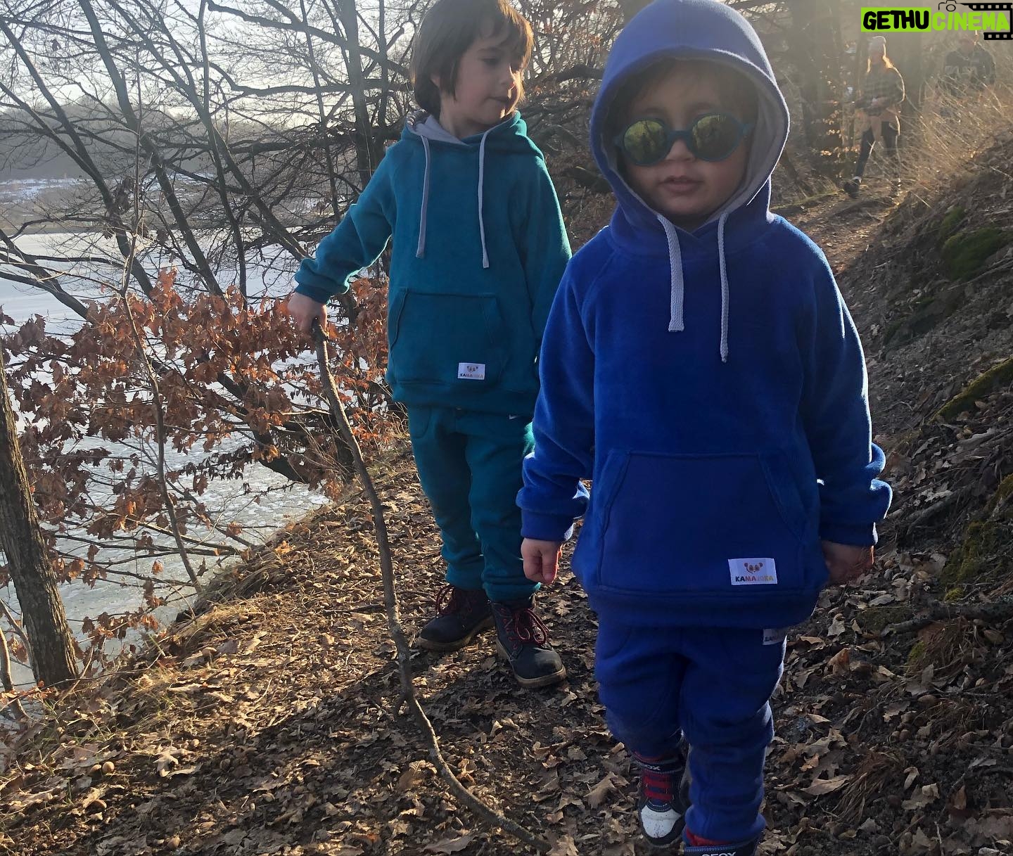 Zdenka Predná - 1.2K Likes - 🧿BLUE ROZSA BROTHERS🧿
Takto pred týždňom, som bola rozcitlivená, aký sú už veľkí a rozumní..
A potom sa 2 dni nonstop hádali a bili😅🤯.
Je to tak, raz sme hore, raz sme dole..
Viac ako inokedy si uvedomujeme pojem rodina a domov.
Ja som vďačná za veľkorysosť našeho mesta a okolia, vďaka ktorému sa to dá prežiť.
Držím Nám všetkým palce, nech už je to za nami🙏🏼❤️🌈
Bozkávam 🌞
...
Ps: Ozvala sa mi moja teta Anka, že by chcela obliekať chalanov, má vlastnú značku @kamajoka.sk , kde sama šije nádherné vecicky pre deti mamičky, babičky 😀Veľmi som sa potesila🙈. Šije z kvalitnych ekologickych látok, ktore su vyrabane v CZ a na SK..
Takze mozno to niekomu pomôze, ked sa vsetko nakupuje online.
.
Okuliare sme dostali od @sdetmi_sk 🙏🏼.. sú nezlomiteľné..a fakt krásne..
#banskastiavnica #tajchy #kolpachy #banskystudenec #🌈
