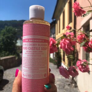 Zdenka Predná Instagram - Určite ste už počuli o kastílskych mydlách.🌱🌈💚
Ja som sa k nim vďaka @drbronnersslovakia dostala len nedávno a som šťastná, že existujú spoločnosti, ktorým nejde len o profit. Snažia sa totiž dbať aj na životné prostredie, suroviny použité na výrobu majú jasný pôvod, nevykorisťujú ich pestovateľov a neničia ich pôdu a krajinu.

🌱Zàkladom sú univerzálne kastílske tekuté mydlá s 18-timi spôsobmi použitia v 9 vôňach. 
🌈Vyrábajú tiež krásne pestrofarebné tuhé mydlá s jemnou prírodnou vôňou
🌈tekuté cukrové mydlá, ktoré hydratujú a zadržiavajú vlhkosť na pokožke
🌈telové mlieka s osviežujúcou vôňou peppermintu, limetky, levandule s pomarančom a môj obľúbený levandula-kokos
🌈 jemné balzamy na telo sú veľmi vhodné pre detičky už od narodenia 
🌈zubné pasty 
🌈a moje obľúbené balzamy na pery 🌈v neposlednom rade levanduľový dezinfekčný sprej na ruky, ktorý mám tiež vždy zo sebou.

Priznám sa, že na mňa najviac zapôsobil ich slogan ALL-ONE, čo znamená prepojenie všetkého živého. 🌱♥️💚
Veľmi rada sa spojím a podporím túto značku, pretože je jasné, že máme dočinenia s jednou s najetickejších spoločností. 
Čo je bohužial ešte stále rarita.🌱 
 

💚Kúpou týchto produktov, pomáhame robiť svet lepším a práve preto, sú už natrvalo súčasťou našej domácnosti💚🌱

#drbronnersslovakia 
#prirodnakozmetika #banskastiavnica #slovensko  #utorok
#veganslovakia 
#AllOne
#fairtrade 
#crueltyfree 
#fashionforward