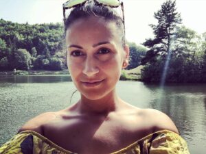 Zdenka Predná Instagram - Leto 2021.. 
Nedovoľte aby vás situácia rozdelila či s priateľmi, alebo s rodinou.🙏🏼❤️
Nič iné totiž nie je vzácnejšie.🌞
Každý máme iné skúsenosti, iný pohľad na život či jedinečné vnútorné presvedčenie.
Čo je pre teba správne, vieš iba ty  sám a ja ťa za to neodsudzujem a viem, že ty mňa tiež nie. Peace!
#sloboda #láska #rodina #priateľstvo #spajanie