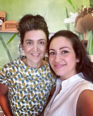 Zdenka Predná Instagram - To je ONA!

Saška z @prirodnyraj 🌱

Žena, ktorá ma inšpirovala, že sa to dá ešte lepšie, ešte udržateľnejšie a ľudskejšie.. 
Deje sa to!
Proste vliala do mňa nádej, že na svete JE a môže byť ešte krajšie. 
Vďaka ľudom, ktorý to robia z presvedčenia a s obrovskou energiou a odhodlaním!🙏🏼🌺
 
O čo ide?

DEMETER.. 
Vedela som, že tento farebný obdĺžnik zaručuje kvalitu biodynamických produktov vyššej rady ako Bio. 
Ale netušila som, že je to až tak náročné, a zároveň láskavé.. 
Proste ma to dostalo! 

Nevedela som, že
Biodynamické poľnohospodárstvo má navyše od organického poľnoh.
Metafyzické a Duchovné korene
Je oveľa popredu, lebo pracuje so životnou silou matky prírody. 
Rastliny sa zbierajú, keď majú najvyššiu možnú účinnosť podľa lunárneho kalendára, položenia hviezd a planét s cielom LIEČIŤ ZEM 
a pestovať potraviny bohaté na živiny bez použitia chemikálii.
Je to komplexný holistický prístup, ktorý vytvára spojenie medzi FARMÁROM, PÔDOU, RASTLINAMI, ZVIERATAMI a VESMÍROM 🪐🌸..
No nádhera!! 

Čo som tiež nevedela, že Saška má 3 vysoké školy, ona mi to normálne zatajila, skoro som odpadla, keď som zistila, že študovala PRÁVO, POLITOLÓGIU A FYZIOTERAPIU.. Saši!!!🌸

A posledná vec
 @prirodnyraj je jediný obchod na SVETE!!! 🌝💥, kde môžete nájsť všetky kozmetické produkty v DEMETER kvalite pokope! Sila čo?
Saška sa so všetkými výrobcami pozná osobne, navštevujú sa a mala možnosť nazrieť im priamo do kuchyne a že to aj urobila o tom nemám pochýb!!!

Tak a pre tých, ktorých to zaujíma a prečítali až do konca, mám špeciálny darček!!
Napíš do komentu, 
🌺či si sa už stretla s demeter označením
🌸či si vedela aj predtým čo to znamená
🍀prípadne o aký produkt, potravinu sa jedná a ako si bola spokojná ...

alebo klasicky napíš aspoň 🪐🌸🐋
a približne o mesiac vyberiem možno práve teba a darujem ti moje obľúbené produkty ktoré už mám vyskúšané🌺..
a samozrejme sleduj @prirodnyraj 
.. čaute!! 🥰

#holistic #demeter #biodynamicproducts #prirodnyraj