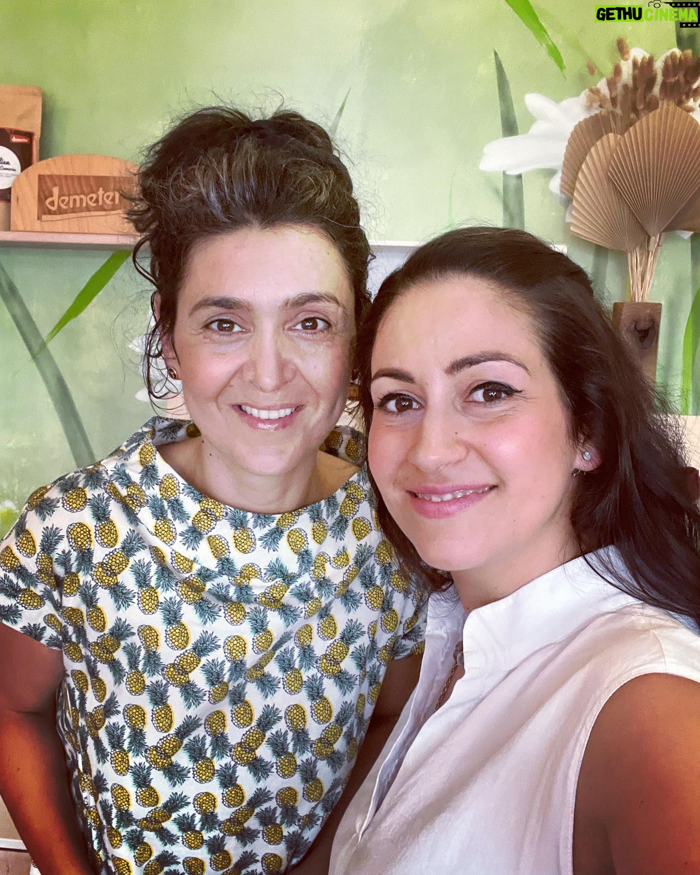 Zdenka Predná - 525 Likes - To je ONA!
Saška z @prirodnyraj 🌱
Žena, ktorá ma inšpirovala, že sa to dá ešte lepšie, ešte udržateľnejšie a ľudskejšie..
Deje sa to!
Proste vliala do mňa nádej, že na svete JE a môže byť ešte krajšie.
Vďaka ľudom, ktorý to robia z presvedčenia a s obrovskou energiou a odhodlaním!🙏🏼🌺
O čo ide?
DEMETER..
Vedela som, že tento farebný obdĺžnik zaručuje kvalitu biodynamických produktov vyššej rady ako Bio.
Ale netušila som, že je to až tak náročné, a zároveň láskavé..
Proste ma to dostalo!
Nevedela som, že
Biodynamické poľnohospodárstvo má navyše od organického poľnoh.
Metafyzické a Duchovné korene
Je oveľa popredu, lebo pracuje so životnou silou matky prírody.
Rastliny sa zbierajú, keď majú najvyššiu možnú účinnosť podľa lunárneho kalendára, položenia hviezd a planét s cielom LIEČIŤ ZEM
a pestovať potraviny bohaté na živiny bez použitia chemikálii.
Je to komplexný holistický prístup, ktorý vytvára spojenie medzi FARMÁROM, PÔDOU, RASTLINAMI, ZVIERATAMI a VESMÍROM 🪐🌸..
No nádhera!!
Čo som tiež nevedela, že Saška má 3 vysoké školy, ona mi to normálne zatajila, skoro som odpadla, keď som zistila, že študovala PRÁVO, POLITOLÓGIU A FYZIOTERAPIU.. Saši!!!🌸
A posledná vec
@prirodnyraj je jediný obchod na SVETE!!! 🌝💥, kde môžete nájsť všetky kozmetické produkty v DEMETER kvalite pokope! Sila čo?
Saška sa so všetkými výrobcami pozná osobne, navštevujú sa a mala možnosť nazrieť im priamo do kuchyne a že to aj urobila o tom nemám pochýb!!!
Tak a pre tých, ktorých to zaujíma a prečítali až do konca, mám špeciálny darček!!
Napíš do komentu,
🌺či si sa už stretla s demeter označením
🌸či si vedela aj predtým čo to znamená
🍀prípadne o aký produkt, potravinu sa jedná a ako si bola spokojná ...
alebo klasicky napíš aspoň 🪐🌸🐋
a približne o mesiac vyberiem možno práve teba a darujem ti moje obľúbené produkty ktoré už mám vyskúšané🌺..
a samozrejme sleduj @prirodnyraj
.. čaute!! 🥰
#holistic #demeter #biodynamicproducts #prirodnyraj