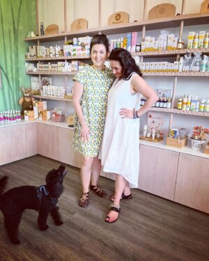 Zdenka Predná Instagram - To je ONA!

Saška z @prirodnyraj 🌱

Žena, ktorá ma inšpirovala, že sa to dá ešte lepšie, ešte udržateľnejšie a ľudskejšie.. 
Deje sa to!
Proste vliala do mňa nádej, že na svete JE a môže byť ešte krajšie. 
Vďaka ľudom, ktorý to robia z presvedčenia a s obrovskou energiou a odhodlaním!🙏🏼🌺
 
O čo ide?

DEMETER.. 
Vedela som, že tento farebný obdĺžnik zaručuje kvalitu biodynamických produktov vyššej rady ako Bio. 
Ale netušila som, že je to až tak náročné, a zároveň láskavé.. 
Proste ma to dostalo! 

Nevedela som, že
Biodynamické poľnohospodárstvo má navyše od organického poľnoh.
Metafyzické a Duchovné korene
Je oveľa popredu, lebo pracuje so životnou silou matky prírody. 
Rastliny sa zbierajú, keď majú najvyššiu možnú účinnosť podľa lunárneho kalendára, položenia hviezd a planét s cielom LIEČIŤ ZEM 
a pestovať potraviny bohaté na živiny bez použitia chemikálii.
Je to komplexný holistický prístup, ktorý vytvára spojenie medzi FARMÁROM, PÔDOU, RASTLINAMI, ZVIERATAMI a VESMÍROM 🪐🌸..
No nádhera!! 

Čo som tiež nevedela, že Saška má 3 vysoké školy, ona mi to normálne zatajila, skoro som odpadla, keď som zistila, že študovala PRÁVO, POLITOLÓGIU A FYZIOTERAPIU.. Saši!!!🌸

A posledná vec
 @prirodnyraj je jediný obchod na SVETE!!! 🌝💥, kde môžete nájsť všetky kozmetické produkty v DEMETER kvalite pokope! Sila čo?
Saška sa so všetkými výrobcami pozná osobne, navštevujú sa a mala možnosť nazrieť im priamo do kuchyne a že to aj urobila o tom nemám pochýb!!!

Tak a pre tých, ktorých to zaujíma a prečítali až do konca, mám špeciálny darček!!
Napíš do komentu, 
🌺či si sa už stretla s demeter označením
🌸či si vedela aj predtým čo to znamená
🍀prípadne o aký produkt, potravinu sa jedná a ako si bola spokojná ...

alebo klasicky napíš aspoň 🪐🌸🐋
a približne o mesiac vyberiem možno práve teba a darujem ti moje obľúbené produkty ktoré už mám vyskúšané🌺..
a samozrejme sleduj @prirodnyraj 
.. čaute!! 🥰

#holistic #demeter #biodynamicproducts #prirodnyraj