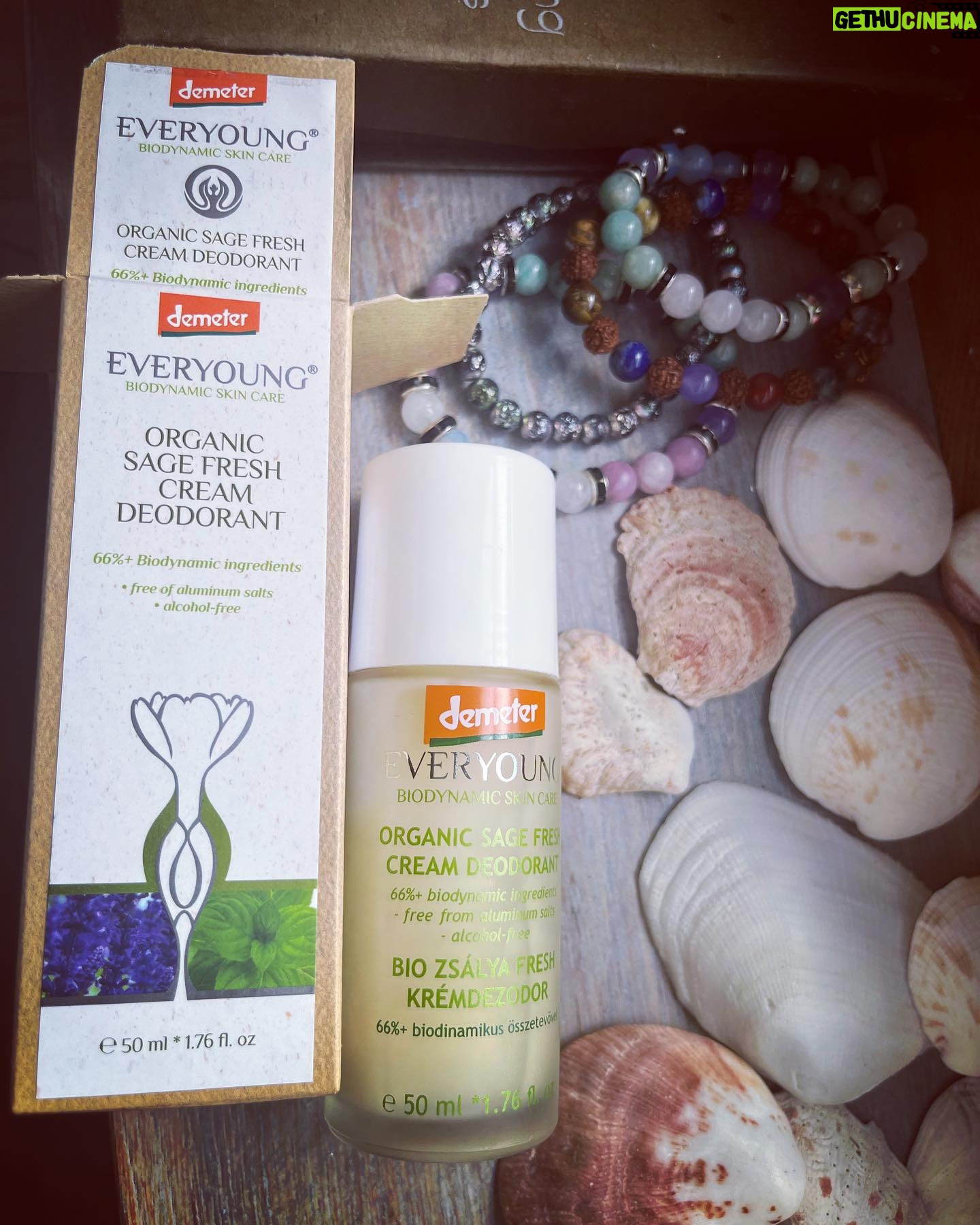 Zdenka Predná - 525 Likes - To je ONA!
Saška z @prirodnyraj 🌱
Žena, ktorá ma inšpirovala, že sa to dá ešte lepšie, ešte udržateľnejšie a ľudskejšie..
Deje sa to!
Proste vliala do mňa nádej, že na svete JE a môže byť ešte krajšie.
Vďaka ľudom, ktorý to robia z presvedčenia a s obrovskou energiou a odhodlaním!🙏🏼🌺
O čo ide?
DEMETER..
Vedela som, že tento farebný obdĺžnik zaručuje kvalitu biodynamických produktov vyššej rady ako Bio.
Ale netušila som, že je to až tak náročné, a zároveň láskavé..
Proste ma to dostalo!
Nevedela som, že
Biodynamické poľnohospodárstvo má navyše od organického poľnoh.
Metafyzické a Duchovné korene
Je oveľa popredu, lebo pracuje so životnou silou matky prírody.
Rastliny sa zbierajú, keď majú najvyššiu možnú účinnosť podľa lunárneho kalendára, položenia hviezd a planét s cielom LIEČIŤ ZEM
a pestovať potraviny bohaté na živiny bez použitia chemikálii.
Je to komplexný holistický prístup, ktorý vytvára spojenie medzi FARMÁROM, PÔDOU, RASTLINAMI, ZVIERATAMI a VESMÍROM 🪐🌸..
No nádhera!!
Čo som tiež nevedela, že Saška má 3 vysoké školy, ona mi to normálne zatajila, skoro som odpadla, keď som zistila, že študovala PRÁVO, POLITOLÓGIU A FYZIOTERAPIU.. Saši!!!🌸
A posledná vec
@prirodnyraj je jediný obchod na SVETE!!! 🌝💥, kde môžete nájsť všetky kozmetické produkty v DEMETER kvalite pokope! Sila čo?
Saška sa so všetkými výrobcami pozná osobne, navštevujú sa a mala možnosť nazrieť im priamo do kuchyne a že to aj urobila o tom nemám pochýb!!!
Tak a pre tých, ktorých to zaujíma a prečítali až do konca, mám špeciálny darček!!
Napíš do komentu,
🌺či si sa už stretla s demeter označením
🌸či si vedela aj predtým čo to znamená
🍀prípadne o aký produkt, potravinu sa jedná a ako si bola spokojná ...
alebo klasicky napíš aspoň 🪐🌸🐋
a približne o mesiac vyberiem možno práve teba a darujem ti moje obľúbené produkty ktoré už mám vyskúšané🌺..
a samozrejme sleduj @prirodnyraj
.. čaute!! 🥰
#holistic #demeter #biodynamicproducts #prirodnyraj