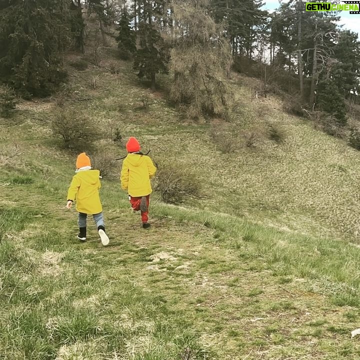 Zdenka Predná - 521 Likes - Dnes
sme
konečne
boli
vonku!🙏🏼🤍🌺.
Príroda je najväčší liečiteľ!
Kam vy chodievate najradsej?
Radi sa inspirujeme ..
1. Liecenie slnkom
2. Kalvária v dialke
3. Traja vodníci a traja koníci
4. Smrekovy kaktus🌵🌺
5. tato fotka je tu omylom, no nedá sa vymazať, ale aspon vidite, že piknikujeme zodpovedne a @odvcely_voskove_obaly je nám stále málo
6.🌚dnes je Nov
7. Rýchle detstvo ... @kamajoka.sk
No to som si vymyslela.. dalej sa mi to uz nechce opisovať, veď vidíte čo je na obrázkoch..
Kto vidí dá mi do komentu 😵💫
A kto nevidí, ....🥽..
ale hlavne tie miesta kde chodíte mi napíšte!
🌂🙋🏻♀️