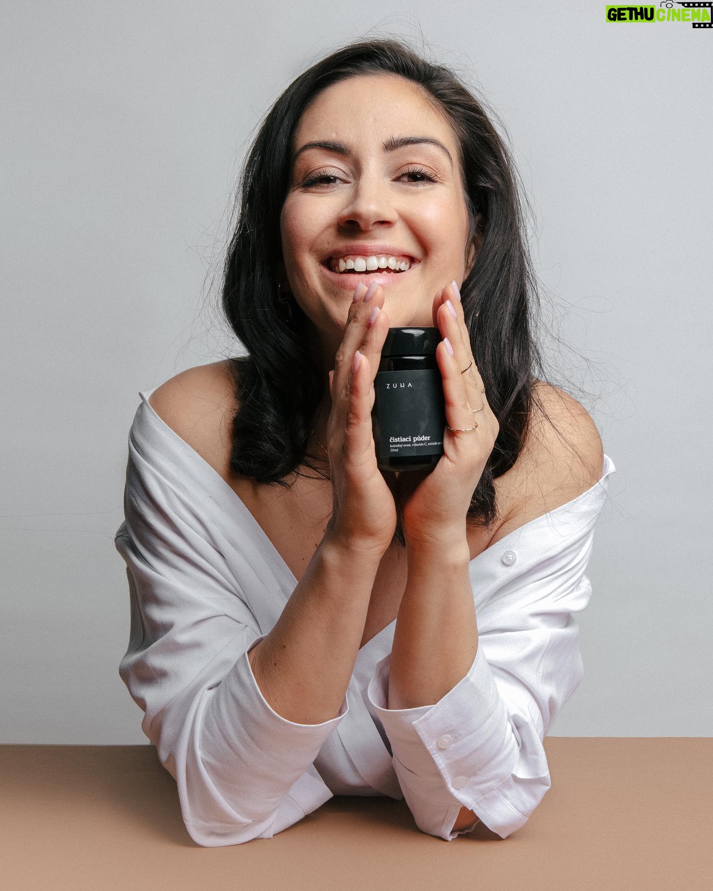 Zdenka Predná - 470 Likes - Čistiaci púder
Poskytuje hĺbkové, ale zároveň jemné čistenie pleti a exfoliáciu.
Odstraňuje suchú a odumretú pokožku, make-up a iné nečistoty z pórov.Pleť je ihneď po vyčistení revitalizovaná, hladká a rožiarená.
Čistiaci púder ZUNA obsahuje väčšie množstvo koloidného ovsa, ktorý je vynikajúcou anti-ageing nedráždivou zložkou. Pokožke ponúka svoje regeneračné a ochranné vlastnosti, a preto je vhodný pre ošetrenie poškodenej alebo senzitívnej pokožky. Má prirodzenú čistiacu schopnosť, a to bez toho, aby spôsoboval vysušovanie a iritovanie pleti.
Kaolín dodáva čistiacemu púdru potrebné minerály, pleť efektívne zbavuje prebytočného mazu a mierne ju exfoliuje.
Vitamín C stimuluje metabolizmus spojivkového tkaniva a enzýmy zodpovedné za produkciu kolagénu. Má regeneračné a hojivé účinky. Zlepšuje nečistú a zapálenu pokožku a spolu v synergii so sladkým drievkom, intenzívne redukuje starecké škvrny.
Inulín posilňuje kožný mikrobióm, a tak zvyšuje jej odolnosť voči škodlivým vonkajším faktorom. Vytvára na pokožke film, ktorý zabraňuje nadmernej strate vody z epidermis. Alantoín stimuluje hojivé procesy a výrazne zmierňuje podráždenie.
foto: @katarinabell makeup: @alena.schulczova_makeup.hair #zunacosmetics #naturalcosmetics #prirodnakozmetika #skinlovers #zdravapokozka #cistiacipuder #exfoliacia #naturalskincare