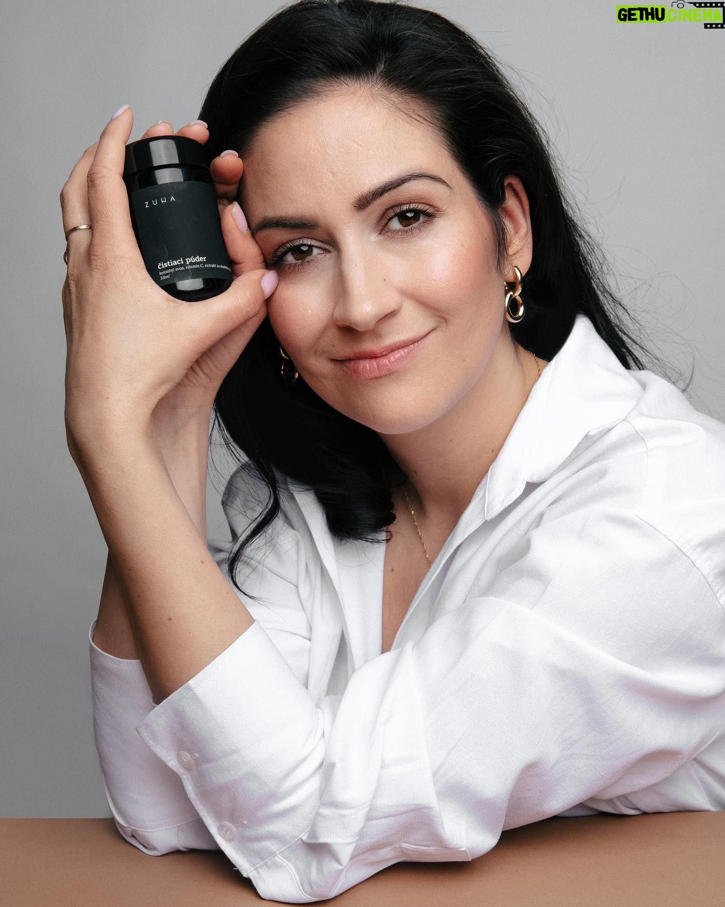 Zdenka Predná - 470 Likes - Čistiaci púder
Poskytuje hĺbkové, ale zároveň jemné čistenie pleti a exfoliáciu.
Odstraňuje suchú a odumretú pokožku, make-up a iné nečistoty z pórov.Pleť je ihneď po vyčistení revitalizovaná, hladká a rožiarená.
Čistiaci púder ZUNA obsahuje väčšie množstvo koloidného ovsa, ktorý je vynikajúcou anti-ageing nedráždivou zložkou. Pokožke ponúka svoje regeneračné a ochranné vlastnosti, a preto je vhodný pre ošetrenie poškodenej alebo senzitívnej pokožky. Má prirodzenú čistiacu schopnosť, a to bez toho, aby spôsoboval vysušovanie a iritovanie pleti.
Kaolín dodáva čistiacemu púdru potrebné minerály, pleť efektívne zbavuje prebytočného mazu a mierne ju exfoliuje.
Vitamín C stimuluje metabolizmus spojivkového tkaniva a enzýmy zodpovedné za produkciu kolagénu. Má regeneračné a hojivé účinky. Zlepšuje nečistú a zapálenu pokožku a spolu v synergii so sladkým drievkom, intenzívne redukuje starecké škvrny.
Inulín posilňuje kožný mikrobióm, a tak zvyšuje jej odolnosť voči škodlivým vonkajším faktorom. Vytvára na pokožke film, ktorý zabraňuje nadmernej strate vody z epidermis. Alantoín stimuluje hojivé procesy a výrazne zmierňuje podráždenie.
foto: @katarinabell makeup: @alena.schulczova_makeup.hair #zunacosmetics #naturalcosmetics #prirodnakozmetika #skinlovers #zdravapokozka #cistiacipuder #exfoliacia #naturalskincare