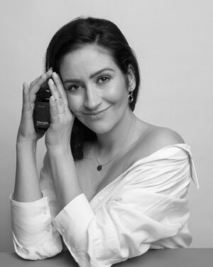 Zdenka Predná Instagram - Čistiaci púder
Poskytuje hĺbkové, ale zároveň jemné čistenie pleti a exfoliáciu.
Odstraňuje suchú a odumretú pokožku, make-up a iné nečistoty z pórov.Pleť je ihneď po vyčistení revitalizovaná, hladká a rožiarená.
Čistiaci púder ZUNA obsahuje väčšie množstvo koloidného ovsa, ktorý je vynikajúcou anti-ageing nedráždivou zložkou. Pokožke ponúka svoje regeneračné a ochranné vlastnosti, a preto je vhodný pre ošetrenie poškodenej alebo senzitívnej pokožky. Má prirodzenú čistiacu schopnosť, a to bez toho, aby spôsoboval vysušovanie a iritovanie pleti.
Kaolín dodáva čistiacemu púdru potrebné minerály, pleť efektívne zbavuje prebytočného mazu a mierne ju exfoliuje.
Vitamín C stimuluje metabolizmus spojivkového tkaniva a enzýmy zodpovedné za produkciu kolagénu. Má regeneračné a hojivé účinky. Zlepšuje nečistú a zapálenu pokožku a spolu v synergii so sladkým drievkom, intenzívne redukuje starecké škvrny.
Inulín posilňuje kožný mikrobióm, a tak zvyšuje jej odolnosť voči škodlivým vonkajším faktorom. Vytvára na pokožke film, ktorý zabraňuje nadmernej strate vody z epidermis. Alantoín stimuluje hojivé procesy a výrazne zmierňuje podráždenie.
foto: @katarinabell makeup: @alena.schulczova_makeup.hair #zunacosmetics #naturalcosmetics #prirodnakozmetika #skinlovers #zdravapokozka #cistiacipuder #exfoliacia #naturalskincare