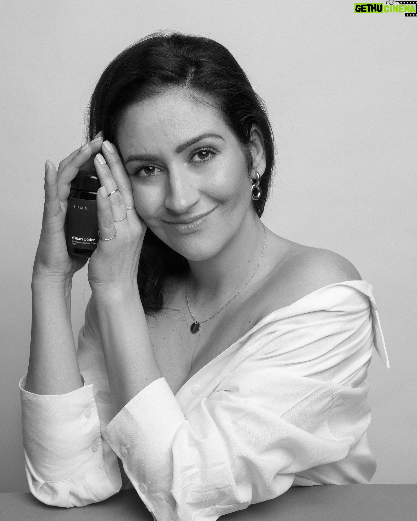 Zdenka Predná - 470 Likes - Čistiaci púder
Poskytuje hĺbkové, ale zároveň jemné čistenie pleti a exfoliáciu.
Odstraňuje suchú a odumretú pokožku, make-up a iné nečistoty z pórov.Pleť je ihneď po vyčistení revitalizovaná, hladká a rožiarená.
Čistiaci púder ZUNA obsahuje väčšie množstvo koloidného ovsa, ktorý je vynikajúcou anti-ageing nedráždivou zložkou. Pokožke ponúka svoje regeneračné a ochranné vlastnosti, a preto je vhodný pre ošetrenie poškodenej alebo senzitívnej pokožky. Má prirodzenú čistiacu schopnosť, a to bez toho, aby spôsoboval vysušovanie a iritovanie pleti.
Kaolín dodáva čistiacemu púdru potrebné minerály, pleť efektívne zbavuje prebytočného mazu a mierne ju exfoliuje.
Vitamín C stimuluje metabolizmus spojivkového tkaniva a enzýmy zodpovedné za produkciu kolagénu. Má regeneračné a hojivé účinky. Zlepšuje nečistú a zapálenu pokožku a spolu v synergii so sladkým drievkom, intenzívne redukuje starecké škvrny.
Inulín posilňuje kožný mikrobióm, a tak zvyšuje jej odolnosť voči škodlivým vonkajším faktorom. Vytvára na pokožke film, ktorý zabraňuje nadmernej strate vody z epidermis. Alantoín stimuluje hojivé procesy a výrazne zmierňuje podráždenie.
foto: @katarinabell makeup: @alena.schulczova_makeup.hair #zunacosmetics #naturalcosmetics #prirodnakozmetika #skinlovers #zdravapokozka #cistiacipuder #exfoliacia #naturalskincare