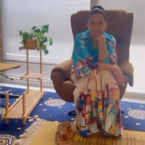 Zdenka Predná Instagram - Včera sme si spravili s @victoria.sitta výletík do @rtvs_official . Hity roku 2007!!
Keď to nejde!
Šaty som si bola natesnotku vybrat deň predtým z  @colette.banskastiavnica.  Bolo nám krásne, dakujeme🙏🏼🤍