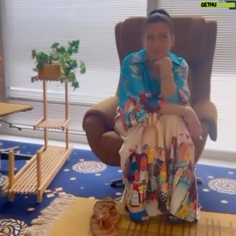 Zdenka Predná - 653 Likes - Včera sme si spravili s @victoria.sitta výletík do @rtvs_official . Hity roku 2007!!
Keď to nejde!
Šaty som si bola natesnotku vybrat deň predtým z @colette.banskastiavnica. Bolo nám krásne, dakujeme🙏🏼🤍