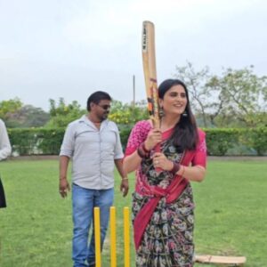 Zeel Joshi Instagram - #LoveCricket 🏏  yar But Pata Nahi Kab Sikh Paungi 🤣😂😅 
#onset #mastimood 
.
.
.
.
.
.
@zeel_joshii #zeeljoshi #trendingreels #explore #sister #cricket #lover #games #instagood #saree #outfit #foryou