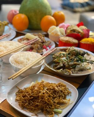 Zenn Kyi Instagram - နှစ်သစ်ကူးညက တရုတ်ရိုးရာကန်တော့ 🐇💛🙏🧧🥮🥠🥢