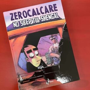 Zerocalcare Instagram - Ciao, oggi esce No sleep till Shengal, che è il libro nuovo ovvero una specie di diario di viaggio di quando qualche mese fa siamo stati nel nord dell'Iraq, per raccontare come gli Ezidi, dopo il massacro dell'ISIS del 2014 , che ha anche visto violentare, rapire e vendere come schiavi sessuali migliaia di donne e bambini, abbiano deciso di tornare nelle loro case e di autodifendersi, sposando il modello del confederalismo democratico simile a quello del Rojava.
E proprio come per il Rojava la minaccia maggiore arriva dalla Turchia, che vuole chiudere i conti con tutte le esperienze di democrazia e progresso sociale che si affermano nella regione, bombardando ormai quotidianamente Shengal, e facendo pressioni sullo stato iracheno e sul governo regionale del Kurdistan iracheno affinché metta fine a questo esperimento, mentre le cellule dormienti dell'Isis si riorganizzano.

Sono 180 pagine, non è esattamente il seguito di Kobane Calling ma è la continuazione del racconto di cosa succede quando si spengono i riflettori su un territorio perché all'improvviso non fa piu notizia.
È in scala di grigi ma i grigi li ha messi @albemadrigal quindi si i miei disegni sembrano piu voluminosi e profondi non è perché me so imparato a disegnà ma perche alberto ha fatto un mezzo miracolo.