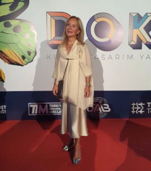 Zerrin Nişancı Instagram - Bu güzel geceye şahitlik ettiğim için çok mutluyum Emeği geçen herkesi tebrik ediyorum 👏👏👏👏 @dokusundasanatvar  #Doku2 #Dokusundasanatvar @gaibgaziantep