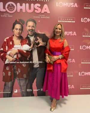 Zerrin Nişancı Instagram - Dün gece harika bir gala yaşadık 🙏🏻 Bu geceye hazırlanmamda emeği geçen herkese çok teşekkür ediyorum💕💜💕💜 @adl_official @the_ninon @mertaslanfashion @ahmetgencehan @nulookofficial #lohusafilm