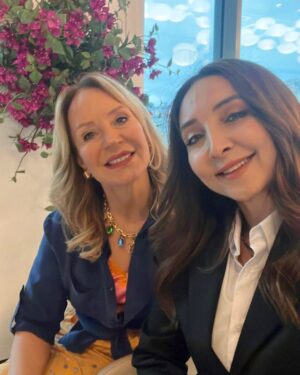 Zerrin Nişancı Instagram - Akşama bekliyoruz 🎉🎉🎉 @sadakatsizdizi @medyapimresmi @kanald Kolyem küpem her zamanki gibi @the_ninon 🙏 @ahmetgencehan @mertaslanfashion