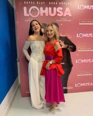 Zerrin Nişancı Instagram - Dün gece harika bir gala yaşadık 🙏🏻 Bu geceye hazırlanmamda emeği geçen herkese çok teşekkür ediyorum💕💜💕💜 @adl_official @the_ninon @mertaslanfashion @ahmetgencehan @nulookofficial #lohusafilm
