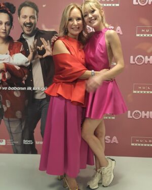 Zerrin Nişancı Instagram - Dün gece harika bir gala yaşadık 🙏🏻 Bu geceye hazırlanmamda emeği geçen herkese çok teşekkür ediyorum💕💜💕💜 @adl_official @the_ninon @mertaslanfashion @ahmetgencehan @nulookofficial #lohusafilm