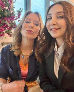 Zerrin Nişancı Instagram - Akşama bekliyoruz 🎉🎉🎉 @sadakatsizdizi @medyapimresmi @kanald Kolyem küpem her zamanki gibi @the_ninon 🙏 @ahmetgencehan @mertaslanfashion