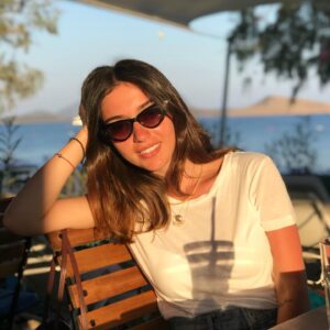 Zeynep Anıl Tatdıran Instagram - 3. kez tamam artık bitti dedik, çıktık yani yoldayız. Havaalanına gitmeden bişeyler içelim diye oturduk ortakentte galiba.
E bu seferde kanlı ay tutulması varmış. 
Tam biz kalkarken tutulacakmış?
Haydaaaa…
Artık dönmemde lazım evime, işim gücüm var ama anksiyete ve evhamlarım devrede. 
Üf, valizleri de hazırladık o kadar.
Neyse erteliycez mecbur, biz akıllıyız çünkü tutulmalarda uçamayız?
Biz kaldık, uçak sağ-salim indi. @volkantatdiran beklediği bi konser varmış meğer, ben ne biliyim kanlı ay diyince…. 🤷🏻‍♀️