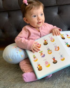 Zeynep Anıl Tatdıran Instagram - Gebeliğimden bugüne duyduğum en büyük yanlış “bunlar iyi günlerin, sen .... olunca gör”. Gebe olduğumu öğrendiğim gün sadece kesesi var, kalp atımı için bekleyeceğiz şuan iki buçuk haftalık, söylemeyin kimseye belli olmaz bazen boş kese olabiliyor dediler. Boğazımda bir yumru eve gittim. 
Bekleyeceğiz de ne zor bi bekleyiş. Bekleyemiyorum. 3 günde bir doktordayım.. Yok. 
6. hafta kanamam olduğunda gittim birdaha doktora, o odada anladım mutluluk ne demekmiş, minicik pirinç tanesi kadar bişeyin kalp atışını gösterdiler bana, çok küçük duyamazsın ama burda dediler, korkma. 
Karnım büyüdükçe dertlerim küçüldü. Her büyümede biryerlerinin sağlıklı olduğunu öğrendim çünkü. 
Doğduğu gün ikimizin de en zor günüydü belki, 40’ı uçtu sonra. 6 ayı bitti.  Büyüdükçe o dünyaya ben onun varlığına alıştım. 
Şimdi istediği ve istemediği şeyleri anlatabiliyor, uykusu gelince gözünü kaşıyor, oyun oynamak istiyorsa ayağa kalkmaya çalışıyor, genelde acıkmıyor 🙃. Bazen benim çok yorulduğumu anlayıp uslu bir bebek bile oluyor. 
Yani o .... lar hep oldu, ben de gördüm. Her gün daha güzel, hep daha kolay oldu. 
Karşıma oturmuş bana kitap okuyor işte, halbuki ben onun dua olduğu günleri hatırlıyorum 🐰🤍