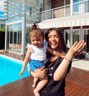Zeynep Anıl Tatdıran Instagram - Annecim anneciiim ne demek önümüzdeki ay 1 yaşında olacağım 😢 sen daha dün doğmadın mı?