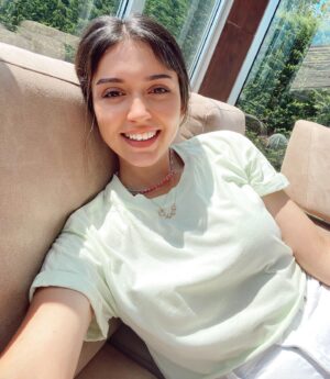 Zeynep Anıl Tatdıran Instagram - Herkese sevdikleriyle beraber mutlu, sağlıklı bayramlar diliyorum. 🌺