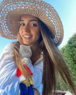 Zeynep Anıl Tatdıran Instagram - Günlerden cumartesi ve saatlerimiz Zeynep’i gösteriyor 🌾