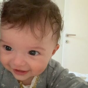 Zeynep Anıl Tatdıran Instagram - Arya 6. ayı bitene kadar hiç sesli gülmedi biliyor musunuz? Sadece gülümsüyor gibi bakıyordu.. Ben de sürekli kahkaha atan bebek videoları izliyor, bi ağırbaşlı bi çocuk annesi, bi mutsuz bi çocuk annesi gibi hisediyordum kendimi. 
6. ayında ilk güldüğünde 6 aylık yorgunluğum uçup gitmişti. O gün çektim bu videoyu, bidaha gülmezse diye nasıl korktuysam 🤣