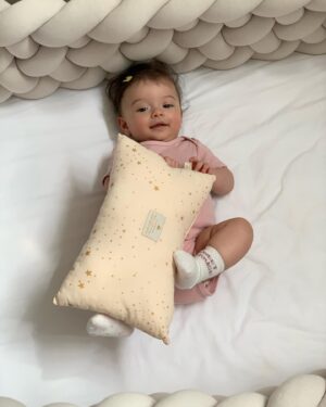 Zeynep Anıl Tatdıran Instagram - Hadi #pillowchallenge annecim dedi.
Takip ediyormuş gündemi bebek kız. Kemerin tadını beğenmeyince beline de taktırmadı tabi. Lezzet önemli. 🤍🐰 #quarantinepillowchallenge