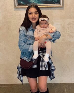 Zeynep Anıl Tatdıran Instagram - Fotoğraftaki kafasını tutamayan, sarkık yanaklı, memnuniyetsiz bebek sen misin annecim? Ve bu anın üstünden sadece birkaç ay mı geçti? Zaman çok hızlı geçiyor, sen her gün başka bir bebek olarak uyanıyorsun...
Daha oyuncağını elinde tutabildiğin ne kadar oldu ki tutunup yürüyebilmeye başladın?
9 ay bi insana hem bir ömür kadar uzun hem 9 gün kadar kısa gelebiliyormuş gerçekten 💖