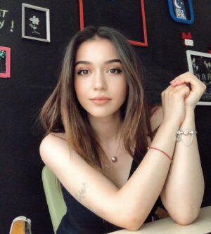 Zeynep Anıl Tatdıran Instagram - Bebek uyurken zaman su gibi geçiryor da iftarı beklerken neden 4 saat 4 gün gibi? 🥀