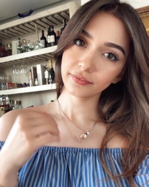 Zeynep Anıl Tatdıran Instagram - Bu yazın güzel geçeceğine o kadar inanıyodum ki, geçen sene bu günlerin hayalini kuruyordum 🏝🌞🦩
Sağlıklı ve birarada olduğumuz için çok mutluyum 🌟🍀 hep şükrediyorum gerçekten ama artık normale dönmek istiyorum. 
Yeni normale değil baya eskisi gibi sürekli ellerimizi yıkamadığımız normale 💕
